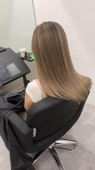 バレイヤージュ

バレイヤージュ　ハイトーン　ハイライト　ブリーチ　ケアブリーチ　ダブルカラー　トリプルカラー 