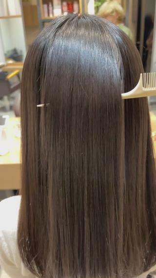 広がりやうねりが気になる方、乾燥の時期で気になるうちに
サラサラストレートにしましょう！
ダメージも少なく髪に合わせて薬剤選定しております！ 