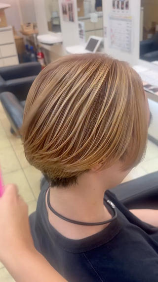 バレイヤージュでベージュ系の色にさせて頂きました 