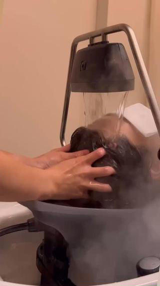 人気No.1頭身浴ヘッドスパ／首／肩／デコルテ


頭浸浴とは、、？

専用の機械を使用し、温かいお湯で頭全体を包み込むように温める方法です。

頭から炭酸泉を数分間掛け流し、《血行促進》《疲労回復》《眼精疲労改善》などの日頃の疲れを
瞬時に癒すことができます◎

 血流を促し、頭皮を柔らかくしながら毛穴を開かせて汚れを落としやすくする効果が期待できます。

さらに首や肩の緊張もほぐれ、リラックス効果も高いです！

一度体験したら、また体験したくなるようなご褒美時間を


ぜひGenuで癒しの時間を過ごしませんか？

#ヘッドスパ#頭身浴#頭身浴ヘッドスパ#駅近サロン 