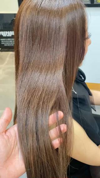 毛先のブリーチの部分と根元のバージン毛を
塗り分けて繋げて
ワンカラーで明るめのブラウンベージュ 