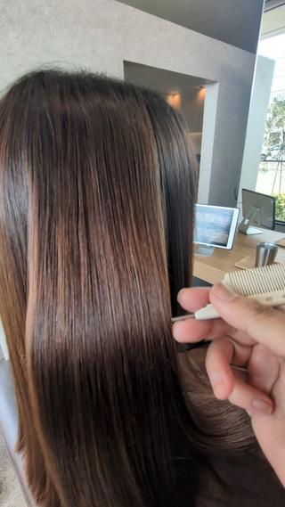 ハイダメージ毛でも、傷みによって薬剤を変えるので、優しく縮毛矯正をかけます 