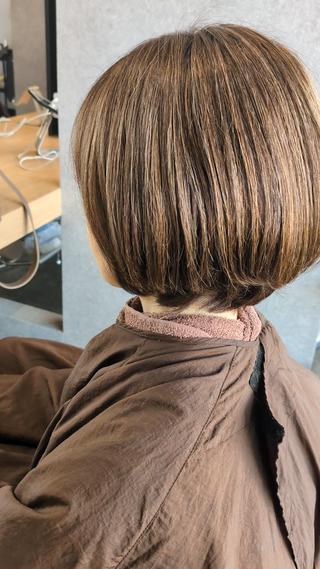 白髪ぼかしハイライト
トップや生え際の白髪が気になる方にオススメ！
明るめカラーで生えてくる白髪の境目がわかりにくくなります 