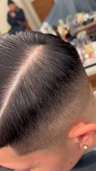 サイドパート　スキンフェード　原宿barber  
