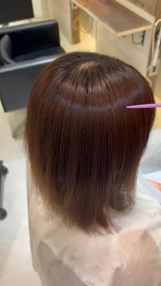 こちらは酸性ストレートになります！

毛先は縮毛、ブリーチ履歴で危険なため今回は薬剤を付けず
根元中間の施術になります！

広がりや、パサつきを抑え自然な柔らかいストレートな髪質に️

日々のアイロンなど扱いがとても楽になり、
雨や、湿気、汗などでうねりが出ないようになります 