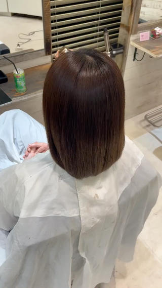 「縮毛矯正｣

毛先は質感だけを整えダメージを抑え
ツヤがでます！

パヤ毛や、うねり、広がりも乾かしただけで自然なまとまりに️

雨の日でも広がらず、扱いやすい髪質へ

当日、次の日以降でしたら巻くことも可能です！ 