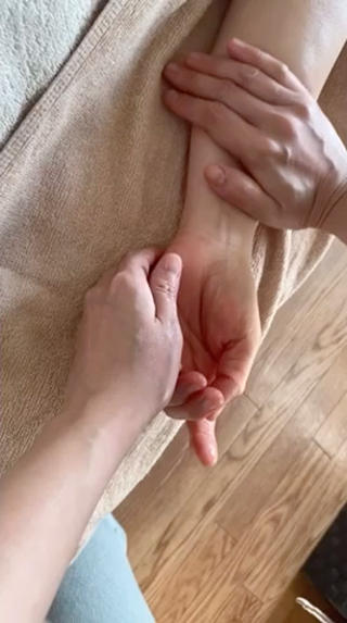 ご希望の方はは90分7,000円でハンド付きも可。
東京ハンドマッサージ専門店直伝のほぐしのハンドマッサージ。
デスクワーク、スマホ、家事育児のお疲れに 