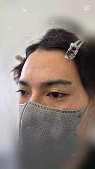 「平行眉がいい」とのご希望だったので
似合う形にデザインして整えました。
仕上がりはとても自然で、
さらに素敵な印象のイケメンに