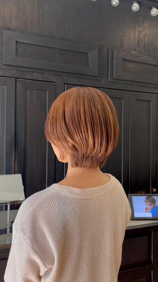 丸みショート︎


ショートにしてみたいけどボーイッシュになるのは

丸みを残して女性らしい柔らかいショートがおすすめです♪ 