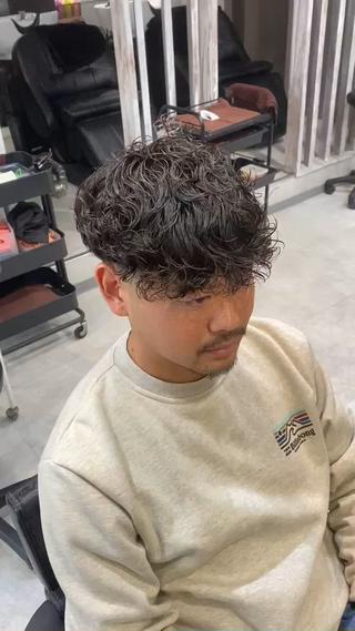 カット、スペインカールパーマ！
特殊パーマの為プラス2200円かかります！ 