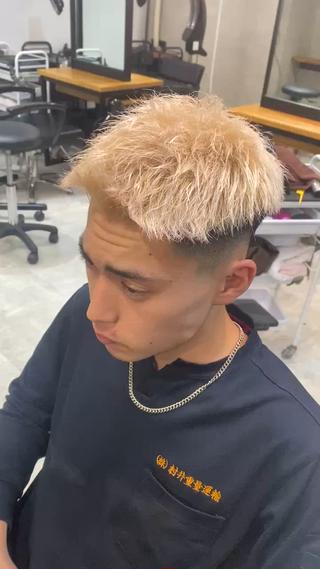 ブリーチ2回で作るハイトーンジェット！
夏でも冬でも映えるこのヘアスタイル短髪とも相性抜群です！
ブリーチ追加はプラス4400えんです！ 