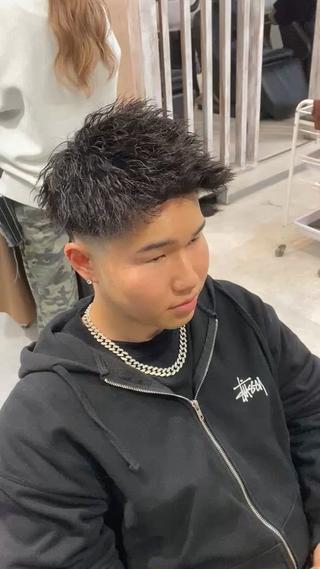 ジェットフェードのイナズマツイスト！
完全に縦落ちのみのパーマになります！
ヒップホップスタイルが好きな方おすすめです！ 