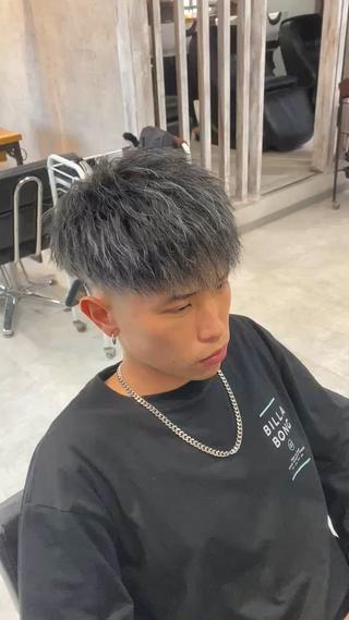 元々のベースが明るかったのでコントラストハイライトをしてます！
コントラストハイライトをすればベースが明るくても黒とハイライトのヘアスタイルが作れます！
コントラストをする場合プラス2200円頂きます！
 