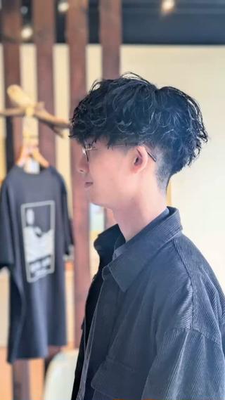 ツイストスパイラルパーマ

［大人男性短髪、パーマ］

シルエット、質感、雰囲気
こだわってます！

・毛先のパサパサ
・清潔感
・ラフすぎない
・サイド、バックから見ても綺麗

［大人の色気のパーマ］

【メンズクリームパーマのメリットとは？】

①朝のスタイリングが簡単になる◎
②夜までお気に入りの髪型をキープ◎
③今の髪の長さを変えずにイメチェンも◎
④1～2ヶ月はスタイルをキープ◎⁡
⑤トップにボリュームが出る◎
⑥サイドのボリュームを減らし
頭を小さくみせる◎

僕が使用するパーマ剤は他と違う特殊な
薬剤を使用してるので理想なパーマが
かけれます！
⁡ 