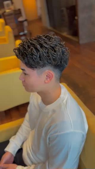 ［大人男性短髪、パーマ］

シルエット、質感、雰囲気
こだわってます！

・毛先のパサパサ
・清潔感
・ラフすぎない
・サイド、バックから見ても綺麗

［大人の色気のパーマ］

【メンズクリームパーマのメリットとは？】

①朝のスタイリングが簡単になる◎
②夜までお気に入りの髪型をキープ◎
③今の髪の長さを変えずにイメチェンも◎
④1～2ヶ月はスタイルをキープ◎⁡
⑤トップにボリュームが出る◎
⑥サイドのボリュームを減らし
頭を小さくみせる◎

僕が使用するパーマ剤は他と違う特殊な
薬剤を使用してるので理想なパーマが
かけれます！
⁡

⁡
⁡
 