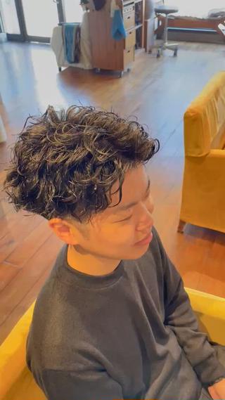 スパイラルパーマ

［大人男性短髪、パーマ］

シルエット、質感、雰囲気
こだわってます！

・毛先のパサパサ
・清潔感
・ラフすぎない
・サイド、バックから見ても綺麗

［大人の色気のパーマ］

【メンズクリームパーマのメリットとは？】

①朝のスタイリングが簡単になる◎
②夜までお気に入りの髪型をキープ◎
③今の髪の長さを変えずにイメチェンも◎
④1～2ヶ月はスタイルをキープ◎⁡
⑤トップにボリュームが出る◎
⑥サイドのボリュームを減らし
頭を小さくみせる◎

僕が使用するパーマ剤は他と違う特殊な
薬剤を使用してるので理想なパーマが
かけれます！
⁡
 
