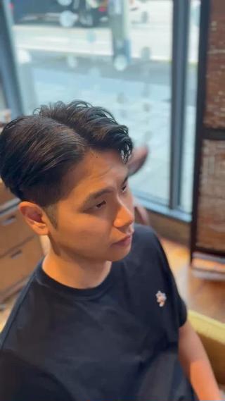 ［大人男性短髪、パーマ］

シルエット、質感、雰囲気
こだわってます！

・毛先のパサパサ
・清潔感
・ラフすぎない
・サイド、バックから見ても綺麗

［大人の色気のパーマ］

【メンズクリームパーマのメリットとは？】

①朝のスタイリングが簡単になる◎
②夜までお気に入りの髪型をキープ◎
③今の髪の長さを変えずにイメチェンも◎
④1～2ヶ月はスタイルをキープ◎⁡
⑤トップにボリュームが出る◎
⑥サイドのボリュームを減らし
頭を小さくみせる◎

僕が使用するパーマ剤は他と違う特殊な
薬剤を使用してるので理想なパーマが
かけれます！
⁡ 