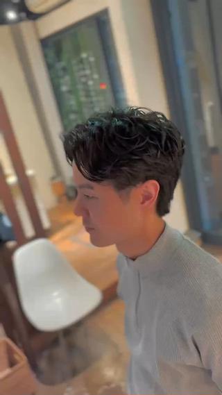 フェザーパーマ


［大人男性短髪、パーマ］

シルエット、質感、雰囲気
こだわってます！

・毛先のパサパサ
・清潔感
・ラフすぎない
・サイド、バックから見ても綺麗

［大人の色気のパーマ］

【メンズクリームパーマのメリットとは？】

①朝のスタイリングが簡単になる◎
②夜までお気に入りの髪型をキープ◎
③今の髪の長さを変えずにイメチェンも◎
④1～2ヶ月はスタイルをキープ◎⁡
⑤トップにボリュームが出る◎
⑥サイドのボリュームを減らし
頭を小さくみせる◎

僕が使用するパーマ剤は他と違う特殊な
薬剤を使用してるので理想なパーマが
かけれます！
⁡

⁡ 