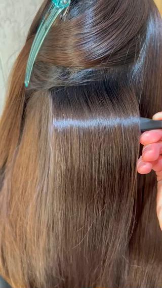 クセやうねりをしっかり伸ばし、自然で柔らかい質感のストレートに
まっすぐすぎない仕上がりで、ツヤと指通りの良さも◎
トリートメント付きでダメージを抑え、乾かすだけでまとまる扱いやすい髪に仕上げました。
広がりやすい方や、朝のスタイリングを楽にしたい方におすすめです。 