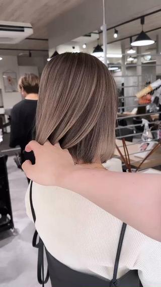 シャドールーツ

全頭ブリーチから筋感つくります 