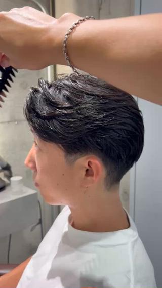 【曲がる縮毛矯正スタイル】

 自然な丸みと柔らかい動きが出る“曲がる縮毛矯正”で、大人の余裕を演出
 まっすぐすぎない仕上がりで、扱いやすさとナチュラル感を両立
 乾かすだけで程よく曲がり、毎日のスタイリングが圧倒的にラクに
 オイルやバームを少量なじませるだけで、艶とまとまりが長時間キープ
 硬毛・広がり・うねりで悩む30代男性にもおすすめ

 ビジネスでは品のある清潔感をプラス
 オフの日はラフで抜け感のある雰囲気に

→ 自然な動きと扱いやすさを叶える、大人の“曲がる縮毛矯正”スタイルです！ 