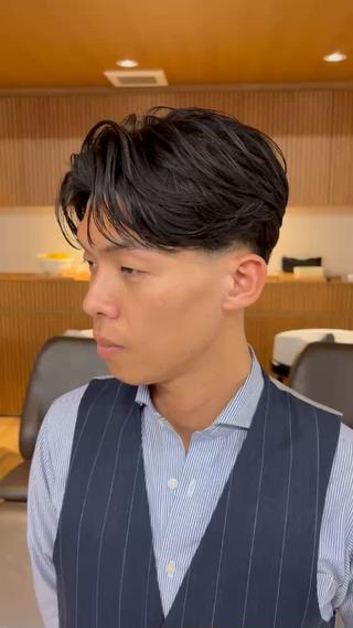 【曲がる縮毛矯正スタイル】

 自然な丸みと柔らかい動きが出る“曲がる縮毛矯正”で、大人の余裕を演出
 まっすぐすぎない仕上がりで、扱いやすさとナチュラル感を両立
 乾かすだけで程よく曲がり、毎日のスタイリングが圧倒的にラクに
 オイルやバームを少量なじませるだけで、艶とまとまりが長時間キープ
 硬毛・広がり・うねりで悩む30代男性にもおすすめ

 ビジネスでは品のある清潔感をプラス
 オフの日はラフで抜け感のある雰囲気に

→ 自然な動きと扱いやすさを叶える、大人の“曲がる縮毛矯正”スタイルです！ 