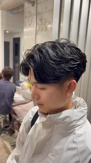 【曲がる縮毛矯正スタイル】

 自然な丸みと柔らかい動きが出る“曲がる縮毛矯正”で、大人の余裕を演出
 まっすぐすぎない仕上がりで、扱いやすさとナチュラル感を両立
 乾かすだけで程よく曲がり、毎日のスタイリングが圧倒的にラクに
 オイルやバームを少量なじませるだけで、艶とまとまりが長時間キープ
 硬毛・広がり・うねりで悩む30代男性にもおすすめ

 ビジネスでは品のある清潔感をプラス
 オフの日はラフで抜け感のある雰囲気に

→ 自然な動きと扱いやすさを叶える、大人の“曲がる縮毛矯正”スタイルです！ 