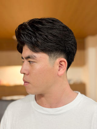 【テーパーフェードスタイル】

 サイドから襟足にかけて自然にフェードする王道スタイル
 清潔感と男らしさを両立し、どんなシーンでも好印象
 トップは長さを残して動きを出し、バランスよく仕上げ
 セットはジェルやグリースでツヤを出すだけで簡単キマる
 スーツにもストリートにも馴染む万能ヘア

 ビジネスではスマートで信頼感ある印象に
 オフの日はスタイリッシュでクールな雰囲気に

→ 清潔感×男らしさを叶える、大人に人気のテーパーフェードスタイルです！ 