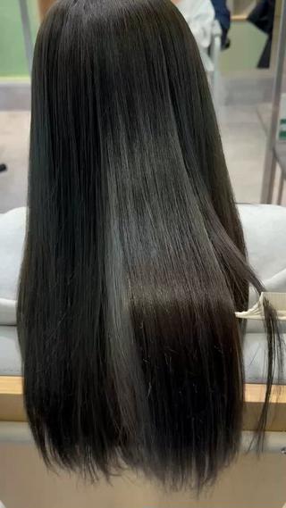 暗く透けるオリーブグレージュ 