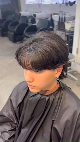 学生に人気のツイストスパイラルパーマがオススメ
◆SNSで話題の波巻きスパイラルパーマも◎
◆セルフスタイリングでも再現性のあるヘアデザインをご提案◎
Instagram
fifth_inoue
#原宿#メンズカット#センターパート#フェザーパーマ#ニュアンスパーマ 