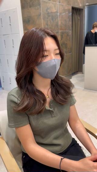 動画バージョン

トレンドのスタイルを
ただ切るだけではなく、骨格、お顔型に
似合うバランスで作らせて頂きます 