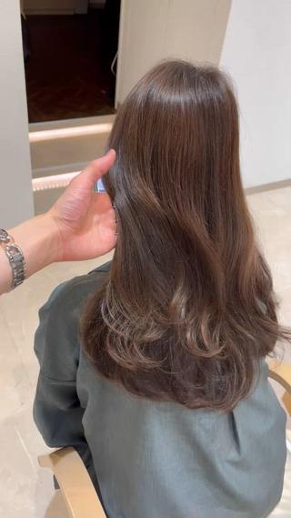 柔らかく見せるグレージュカラー9トーン

赤みを打ち消して後ろ姿から上品な雰囲気に◎ 