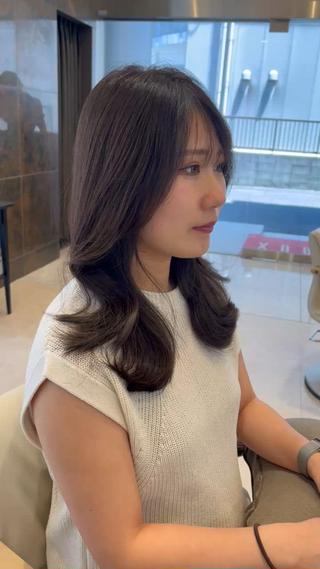 ばっさりミディアムレイヤーにイメチェン

カラーは9トーングレーベースに
アッシュとオリーブを少し混ぜて赤みを打ち消して
透明感と上品な艶感をup 