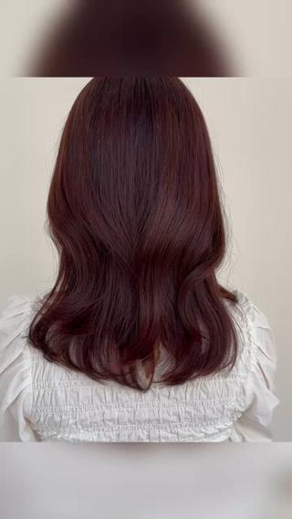 光の当たり具合で変わるピンクブラウン
まとめれば暗く見えるので職場がカラー厳しくてもOK 