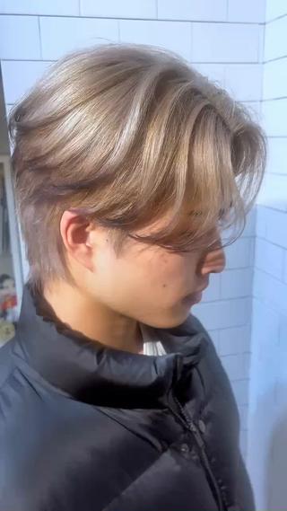 メンズのエンドカラーです！
一色のセンターパートに飽きてしまった方、スタイリングした時に束感をわかりやすくしたい方はおすすめです！
是非一度お任せください！！ 