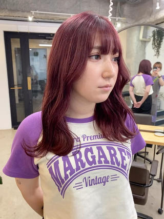 ブリーチ履歴ありの明るい髪には
発色のよく透け感あるピンクカラーに
ラベンダーピンクは肌を綺麗に見せてくれます 