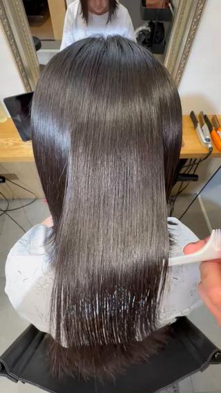【艶感ストレート】自然な仕上がりの縮毛矯正スタイル

今回ご紹介するのは、ナチュラルな丸みと自然なツヤ感が魅力の縮毛矯正スタイルです。

施術内容
クセ毛や広がりに悩んでいる方に向けた縮毛矯正。アイロン操作はナチュラルなストレート感を残すように丁寧に調整。根元から毛先までしっとりまとまるサラサラストレートに仕上げました。

仕上がりのポイント
・毛先は重すぎず自然な柔らかさを演出
・ツヤがしっかり出るよう、トリートメントも併用
・ピンピンになりすぎず、動きのあるナチュラルな質感に

こんな方におすすめ
・朝のセットが大変な方
・梅雨時期のうねりが気になる方
・自然なストレートヘアに憧れる方 