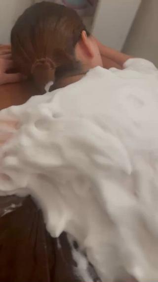 たっぷりの泡をのせて
優しく背中のマッサージをします
泡と優しいマッサージでむくみと、コリの解消に 