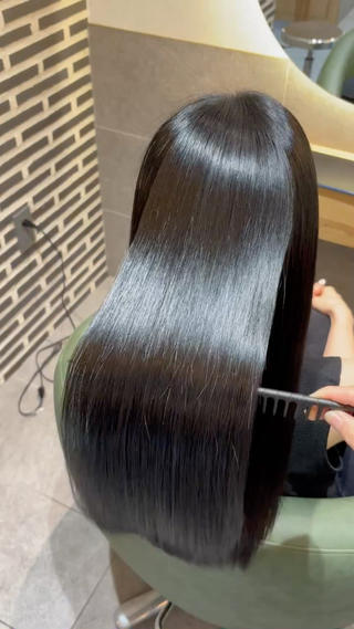 髪が多く、癖もあるので広がりやすい髪質でしたが、
縮毛矯正で柔らかい艶のある髪に仕上げています 