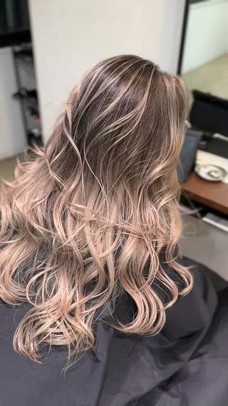  ホワイト系バレイヤージュ 

柔らかなグラデーションで魅せる、透明感たっぷりのハイトーンカラー。
光をまとったようなツヤ感と、抜け感のある大人スタイルを叶えます。 