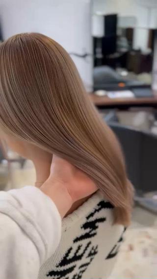  薄いミルクティーベージュ 
ふんわり透明感 
やさしく軽い雰囲気に仕上がる大人可愛いカラー  