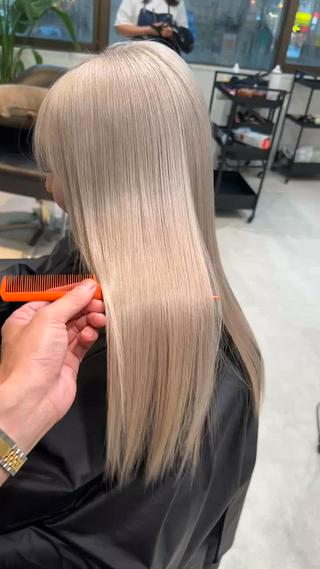 こちらはブリーチ2回からのオンカラーで作りました！

髪の毛へのダメージをカバーする為にトリートメントも施しています！

トリートメントも施術可能なので是非、ご相談ください！ 