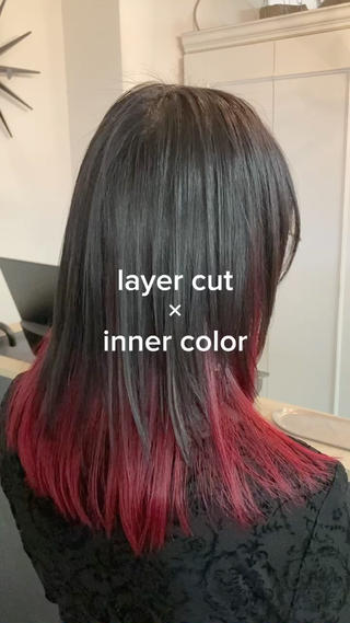 猫っ毛でボリュームが出にくいのがお悩みの方オススメです。
レイヤーカットで髪に動きを付けて、アウトラインにはデザインカラーを施してます 