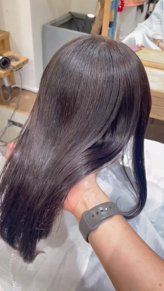 透明感たっぷりのカラーで、柔らかく軽やかな雰囲気に。
赤みや黄みを抑えつつ、ツヤ感のある仕上がりになりました
トリートメントも一緒にしていただくと、さらに色持ちや手触りが良くなります！
ぜひ季節に合わせたカラーでヘアチェンジしてみませんか？

#ヘアカラー #透明感カラー #ツヤ髪 #赤み消しカラー #オリーブカラー #ベージュカラー #暗髪カラー #ダブルカラー #ブリーチなしカラー #艶カラー #大人可愛い #美容学生 #美容師の卵 #銀座美容室 