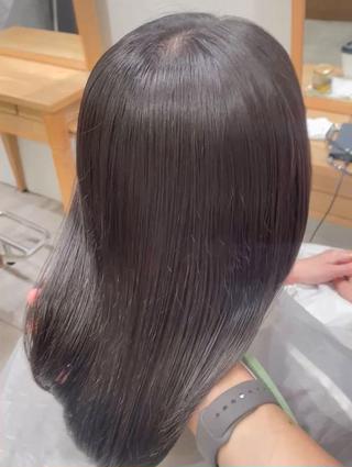 前回は酸性ストレートでご来店いただき、今回はカラーでご来店いただきました！
赤みを抑えながら地毛風に伸ばしていける暗めカラーで、後ろ姿も上品に仕上がります
中間の赤み、毛先の黄ばみを抑えるために【オリーブ】と【ブルー】を部分ごとに配合し、落ち着いた透明感のあるカラーに。
さらにトリートメントを一緒にしていただくと、色持ちもぐんと良くなります！
ぜひお試しください
ご予約お待ちしております 