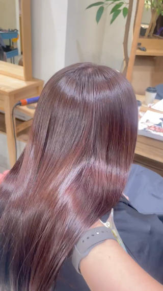 ピンクラベンダーベージュ → 9​〜​10トーン（柔らかい透明感が出るベージュ寄りの明るさ）

ピンクの血色感もありつつ、柔らかいラベンダーベージュの透明感も残してます！フォギーベージュ×ブリックでやわらかさと深みが出て、
ラベンダーアッシュで黄ばみ・赤みを抑えてツヤ感をプラス。

赤み強すぎず、ほんのりピンクを感じる まろやかラベンダーベージュ
褪色してもオレンジよりベージュ寄りでキレイに抜けやすいです！色落ちも楽しみ

ストパ毛に対してツヤが出るので相性が良いカラーになります！

中間のオレンジをしっかり消しつつ、毛先は黄ばみをピンクで柔らかく仕上げました。 