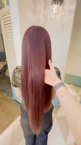 【艶感ワインレッド】
深みのあるレッドカラーで艶髪ロングに
光に当たると透け感が出て、より柔らかい雰囲気に見えます。
ブリーチ履歴や髪質に合わせて薬剤を調整しているので、ダメージを抑えながら綺麗に発色◎
#ワインレッド #レッドカラー #艶カラー #ロングヘア #髪質改善カラー #銀座美容室 #美髪カラー 