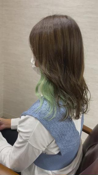 ブリーチ2.3回してます
淡いグリーンと落ち着いたブラウンカラーの
相性抜群です♪ 