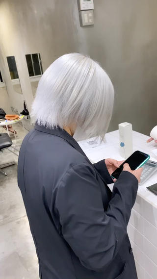 [white]
ホワイトカラーやシルバーカラーはブリーチベースがとても大切です＊
お時間かかる場合がほとんどですので、前後の予定をしっかり空けてご来店いただけたらと思います！ 
