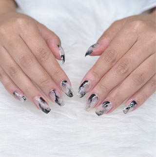 青みホワイトとブラックで気高さを演出 